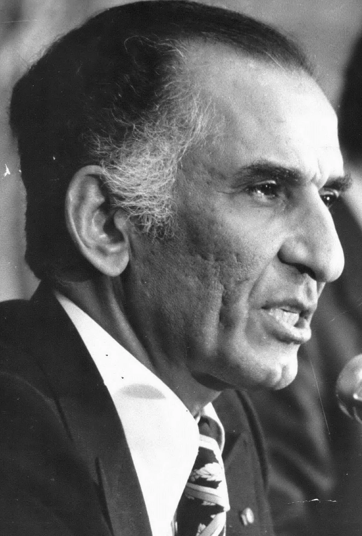 جمشید آموزگار