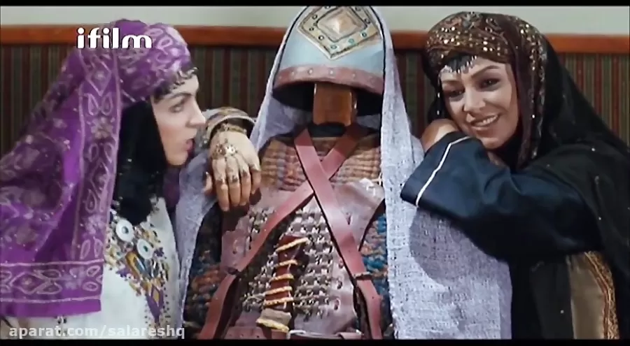 ناریه (نسرین مقانلو) در کنار جاریه (ماه چهره خلیلی)