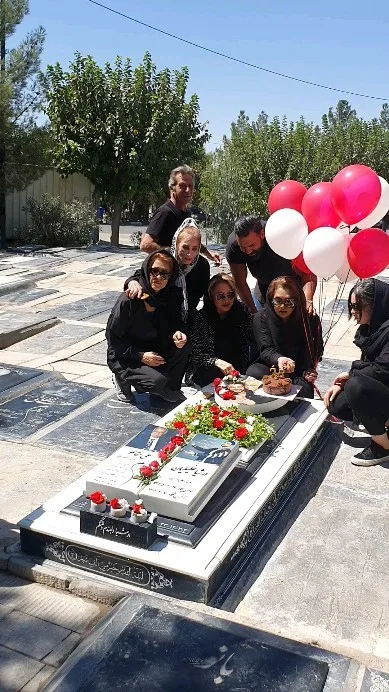 نسرین مقانلو در کنار قبر فرزندش