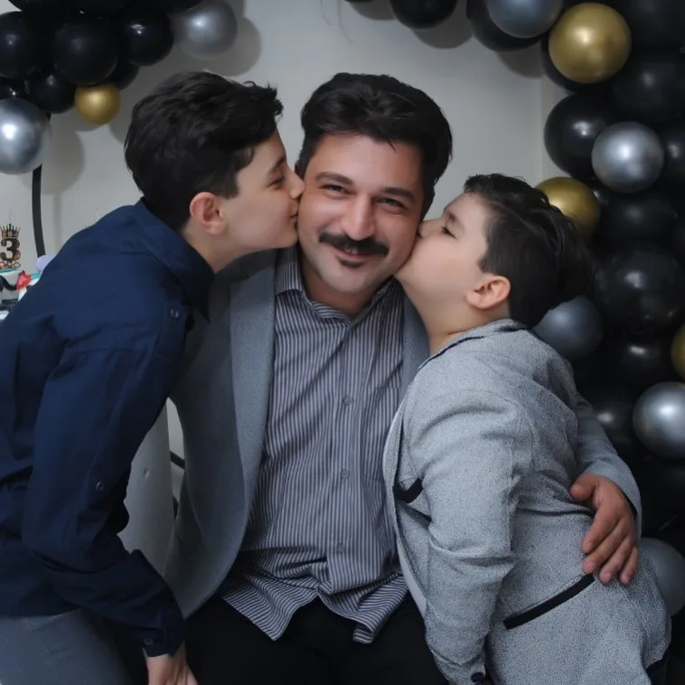 آریا نرج آبادی و برادر و پدرش