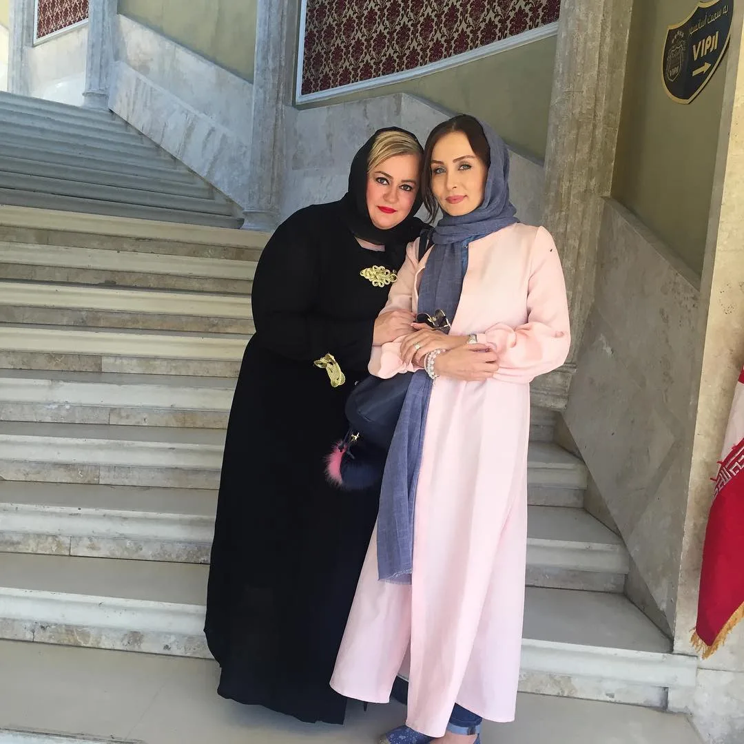 حدیث فولادوند در کنار دوست نزدیکش نعیمه نظام دوست