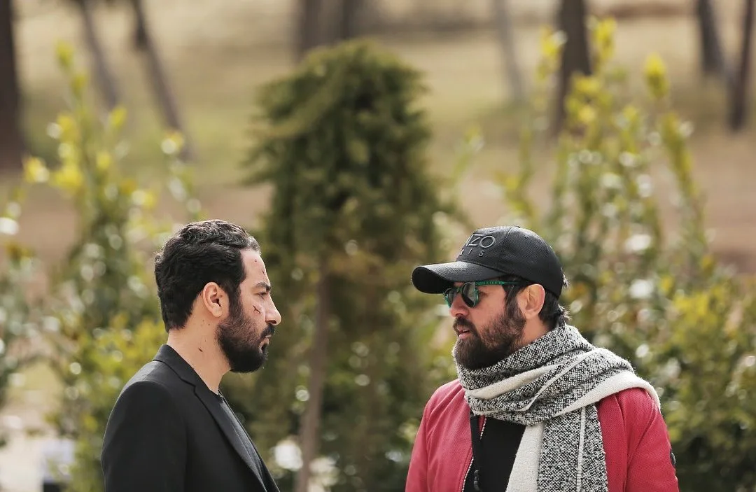 بازیگران ایرانی متولد آذر ماه؛ از علی شادمان و سینا مهراد تا لیلا بلوکات و ثریا قاسمی نوید محمد زاده در کنار هومن سیدی در فیلم قورباغه