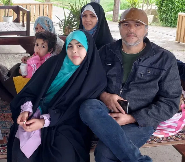 شعید ساداتی ارمکی در کنار خانواده