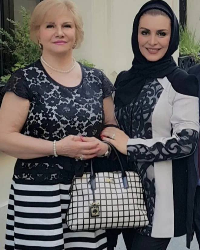عکس ماه چهره خلیلی در کنار مادرش در لندن