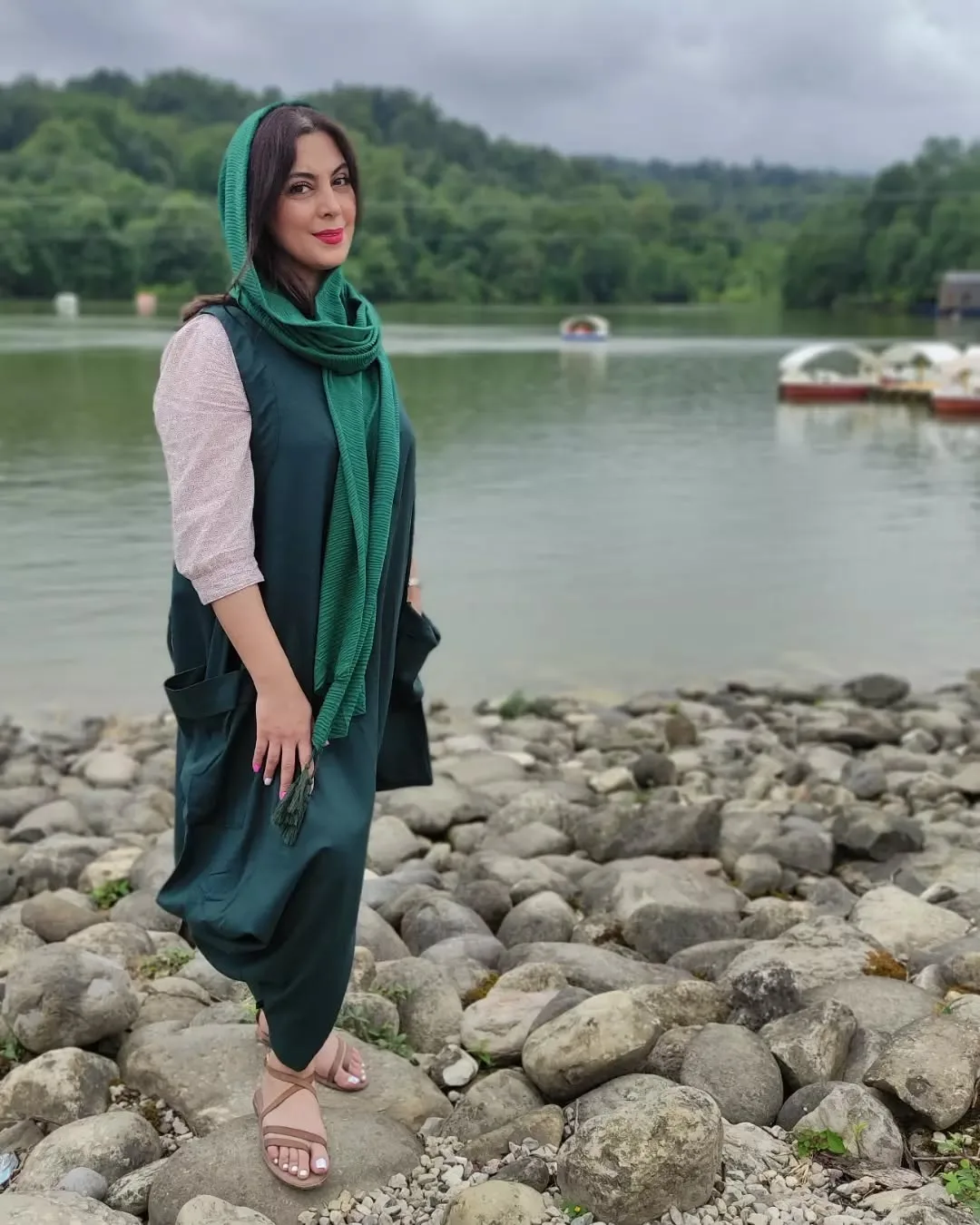 نیلوفر شهیدی در کنار دریاچه در شمال