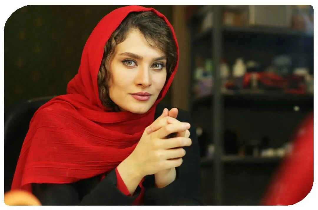 ساناز سعیدی با شال قرمز رنگ