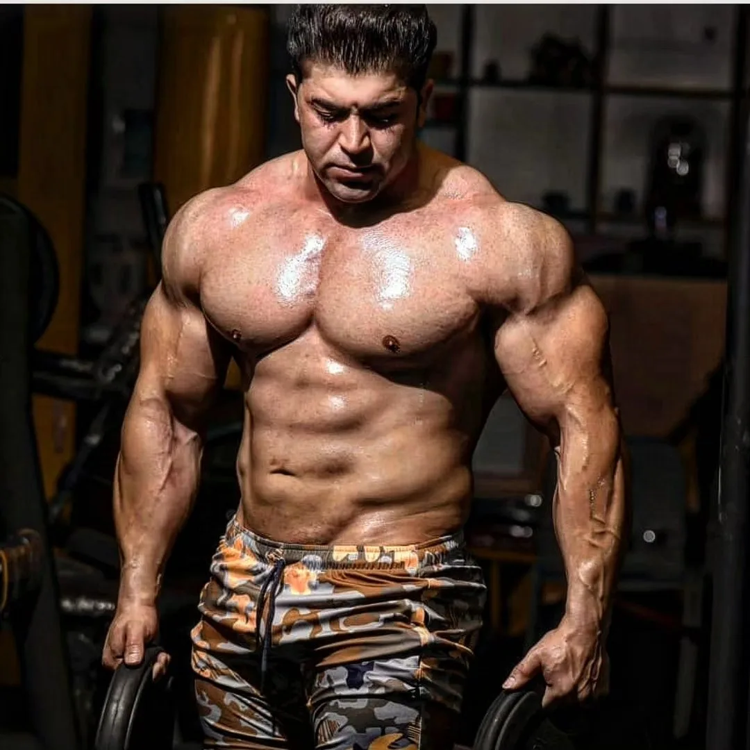 بیوگرافی میلاد عباس آبادی قهرمان کرمانشاهی مردان آهنین ۱۴۰۴