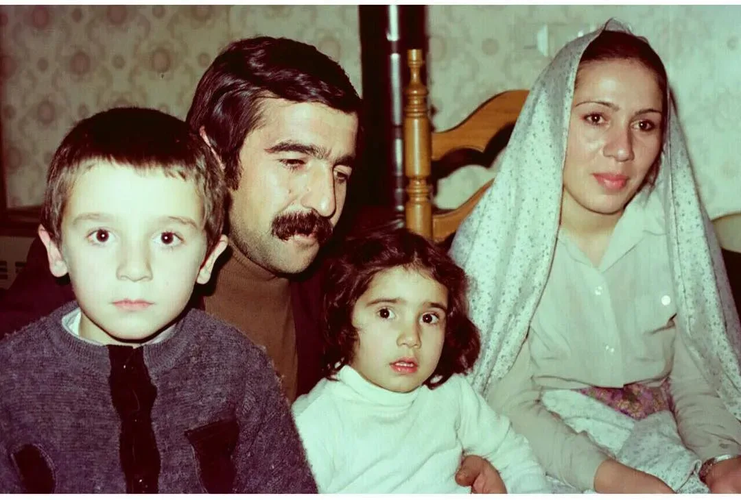 عکس قدیمی از بهرنگ توفیقی در کنار پدر و مادرش