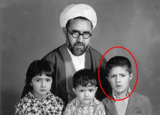 علی مطهری در کنار پدر و خواهر و برادرش