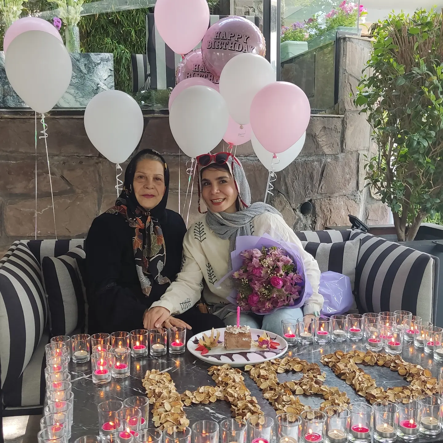 فاطمه امینی در کنار مادرش