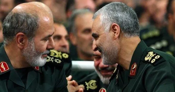 علی اکبر احمدیان در کنار سردار سلیمانی