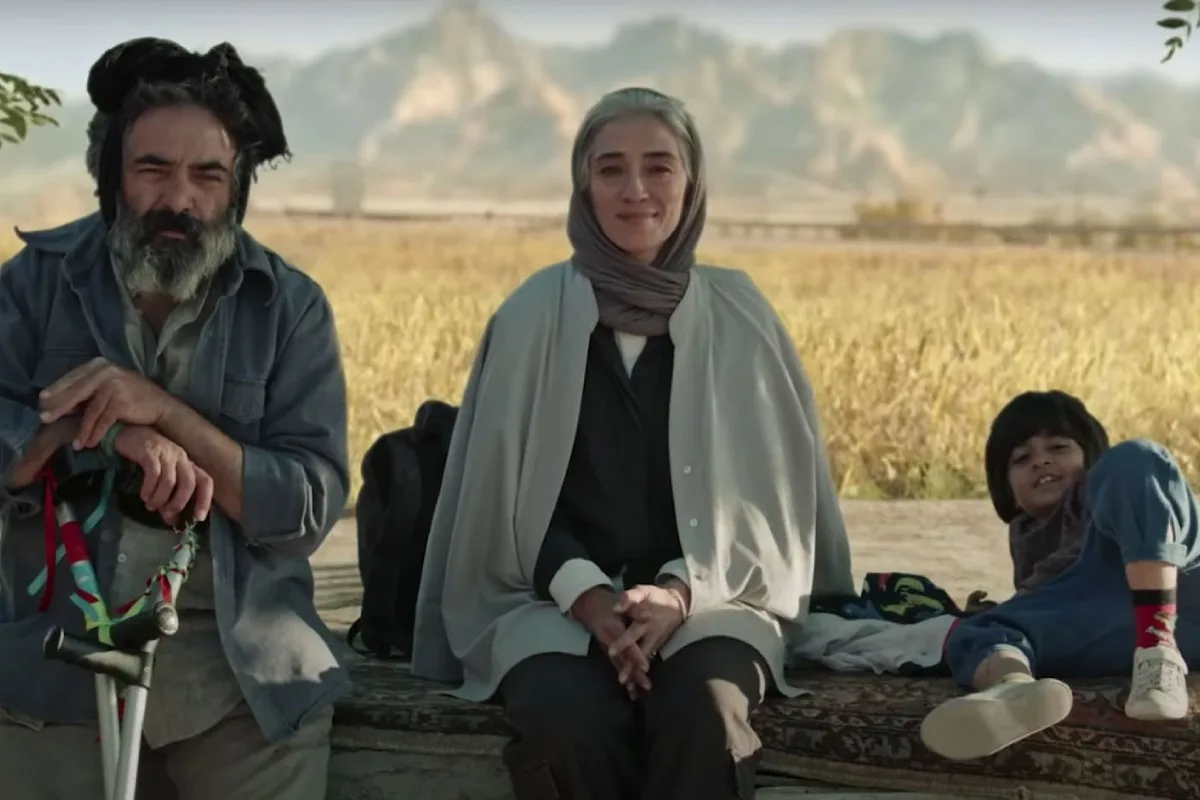 رایان سرلک، حسن معجونی و پانته آ پناهی در فیلم جاده خاکی