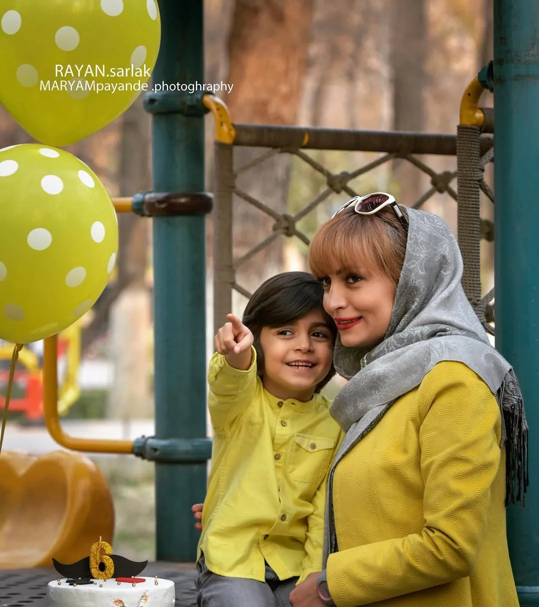 رایان سرلک در کنار مادرش