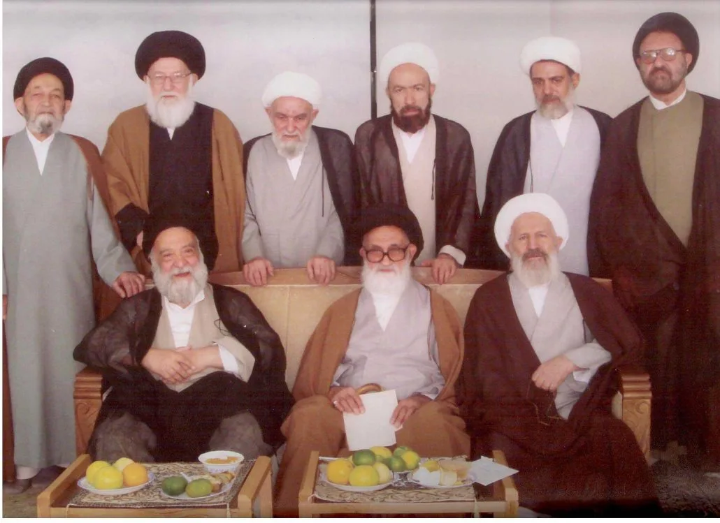 ایستاده از راست: سید مرتضی هاشمی، احمد ناصری دولت آبادی، مهدی مظاهری، محمدعلی ناصری دولت آبادی، سید حسن فقیه امامی و سید عبدالحسین روضاتی - نشسته از راست: مهدی فقیه ایمانی، میر محمد صادقی و سید مرتضی مستجاب الدعواتی