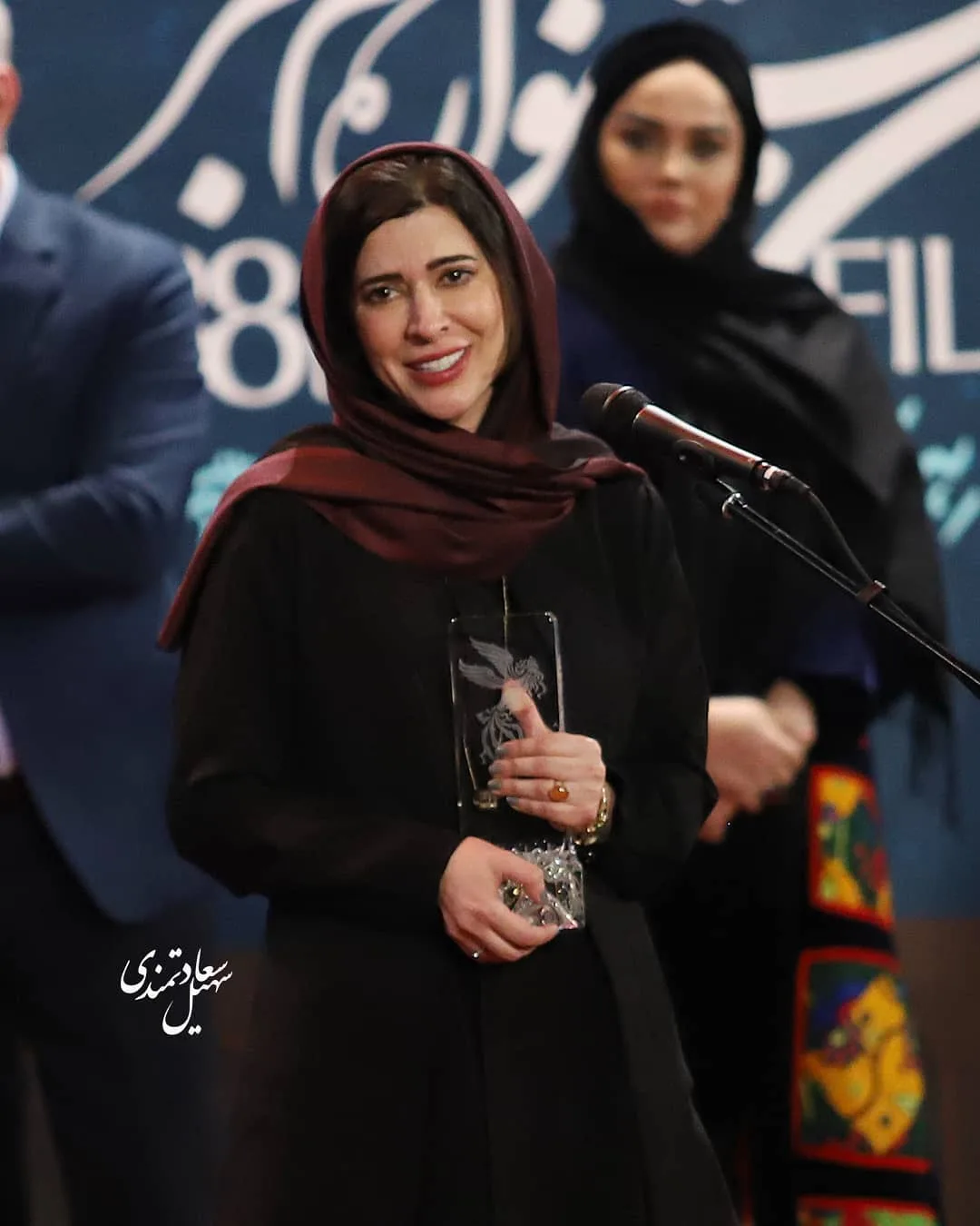 نازنین احمدی برنده سیمرغ بلورین جشنواره فیلم فجر