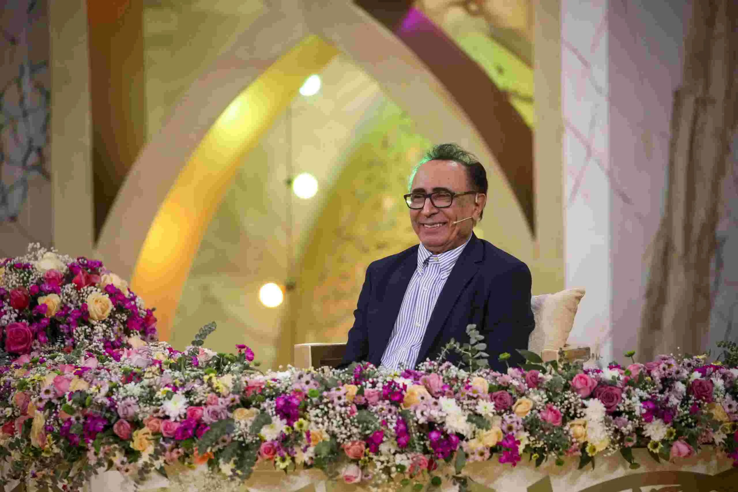 بیوگرافی اسماعیل آذر؛ مجری تلویزیون و راوی غزلهای ماندگار اسماعیل آذر در برنامه تلویزیونی محفل