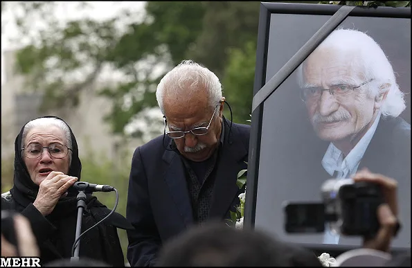 از زیر آسمان شهر تا قطعه هنرمندان؛ مزار زنده یادان کیومرث ملک مطیعی و ملکه رنجبر مرحومه ملکه رنجبر در مراسم تشییع زنده یاد کیومرث ملک مطیعی