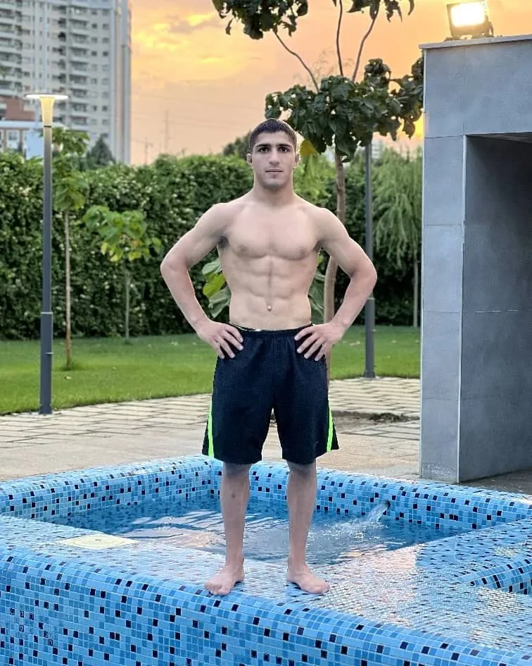 بیوگرافی علی مومنی کشتی گیر وزن ۵۷ کیلوگرم تیم ملی ایران