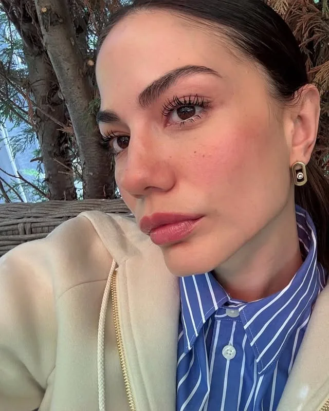 بیوگرافی کامل دمت اوزدمیر: از صحنه رقص تا ستارهای جهانی دمت اوزدمیر و جراحیهای زیبایی