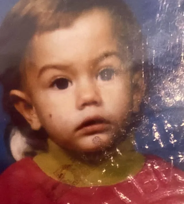 بیوگرافی کامل دمت اوزدمیر: از صحنه رقص تا ستارهای جهانی تصویر کودکی دمت اوزدمیر بازیگر ترکی