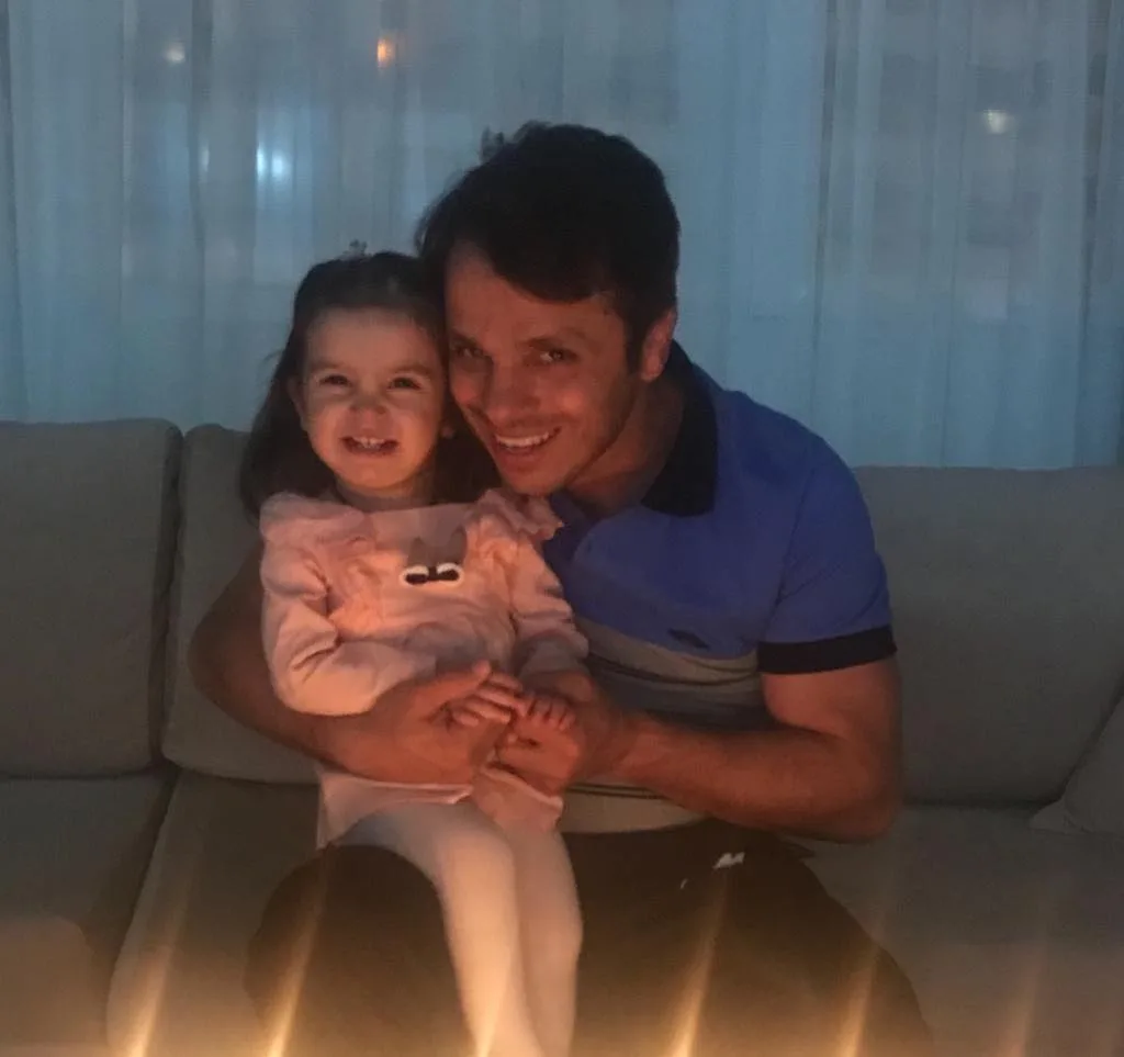 بیوگرافی حسن رنگرز سرمربی تیم ملی کشتی فرنگی ایران حسن رنگرز در کنار دخترش