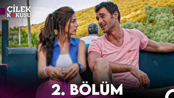 بیوگرافی کامل دمت اوزدمیر: از صحنه رقص تا ستارهای جهانی دمت اوزدمیر در سریال «Çilek Kokusu» (بوی توتفرنگی)