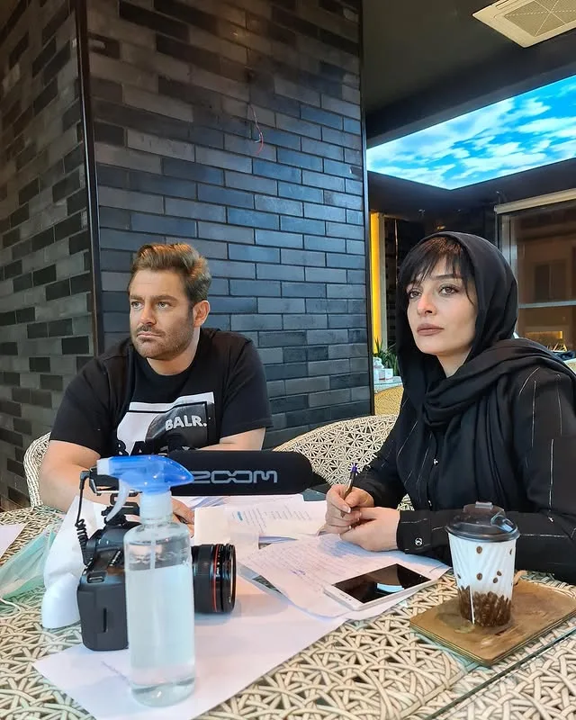 ساره بیات و محمدرضا گلزار در پشت صحنه سریال عاشقانه