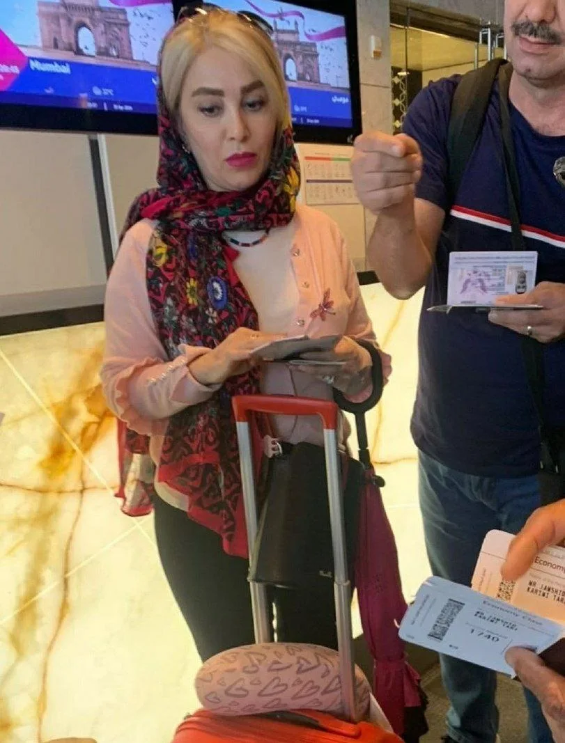 بیوگرافی ژیلا صادقی مجری و بازیگر شهروند آمریکا، ازدواج، حواشی و تغییر ظاهر ظاهر ژیلا صادقی در فرودگاه