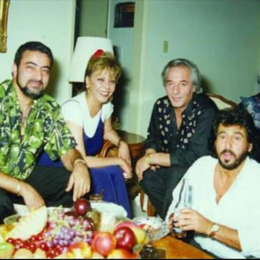 احمد مسعود موسس کاباره تهران کیست؟ بیوگرافی و تصاویر شخصی احمد مسعود در کنار ستار، شهرام شب پره و جمیله در سال ۱۳۵۸