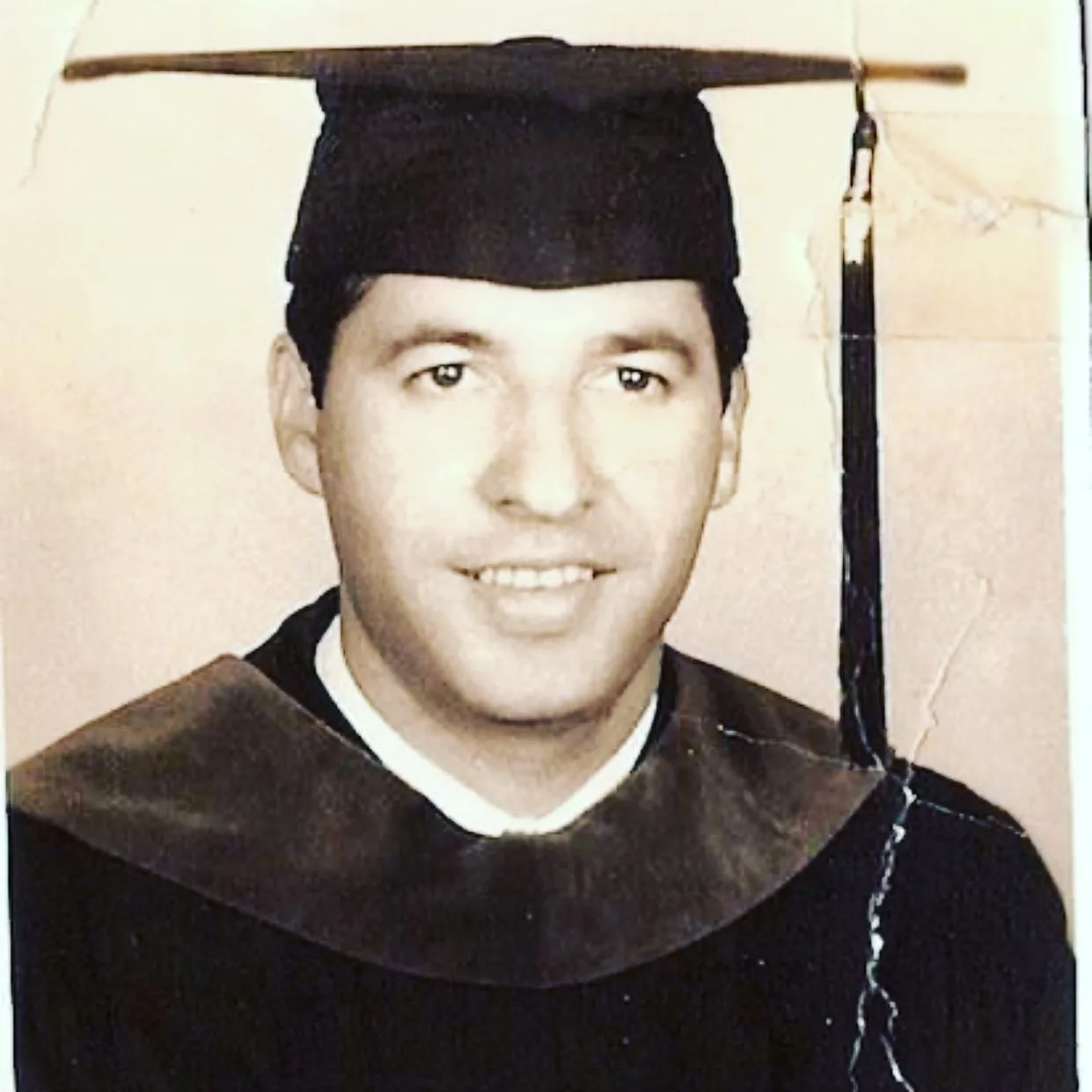 احمد مسعود موسس کاباره تهران کیست؟ بیوگرافی و تصاویر شخصی فارغ التحصیلی احمد مسعود در سال ۱۳۴۴