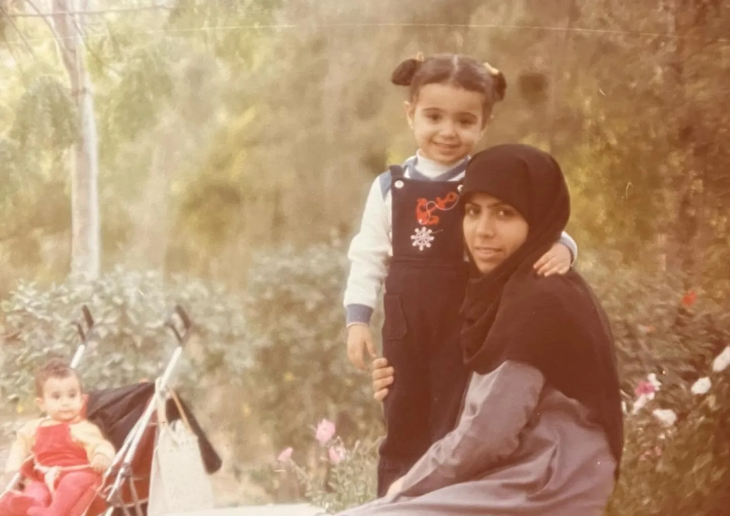 زهرا و زینب چخماقی به همراه مادرشان