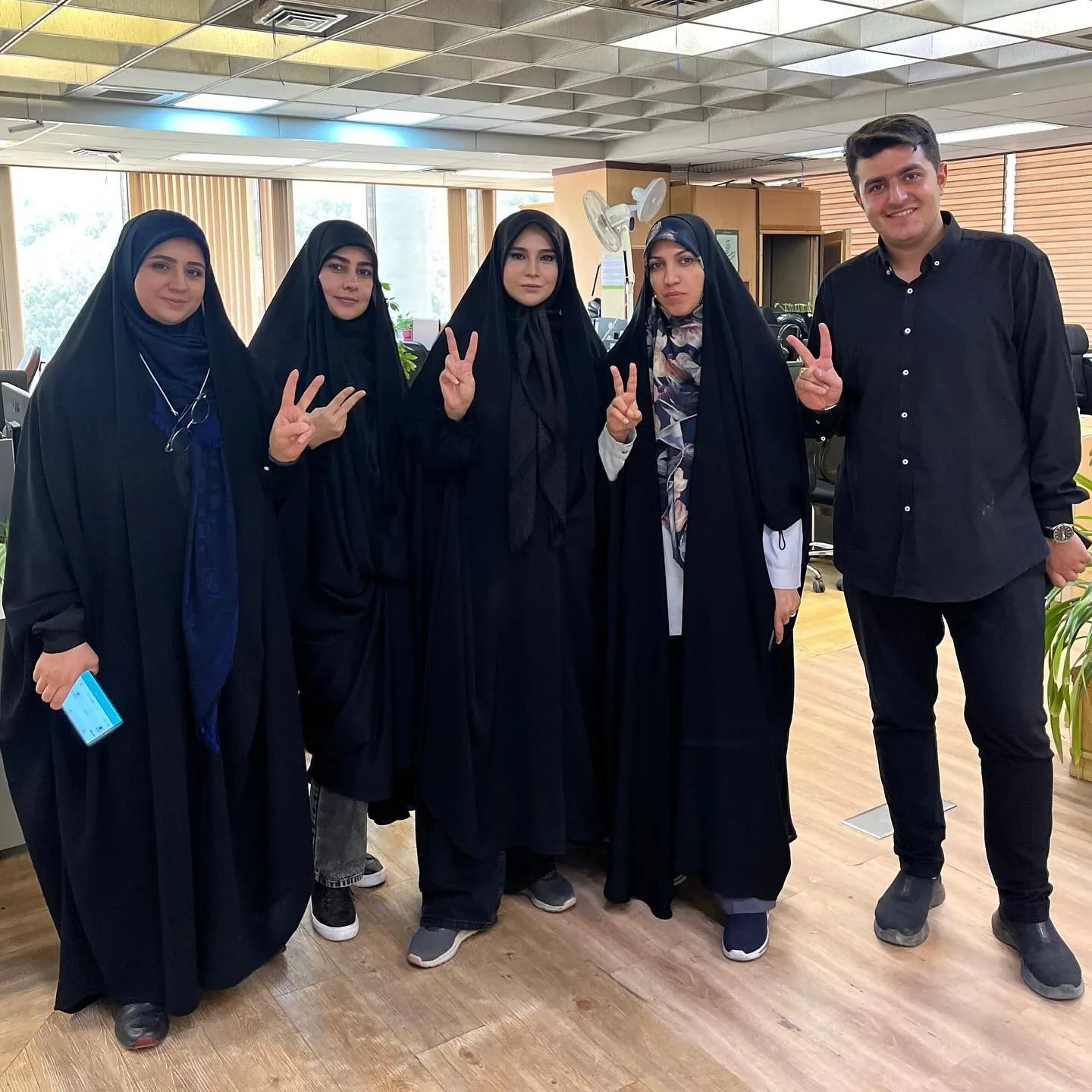 زهرا چخماقی و آمنه سادات ذبیح پور و همکارانشان ساعاتی پیش از حمله اسرائیل به ساختمان صدا و سیما