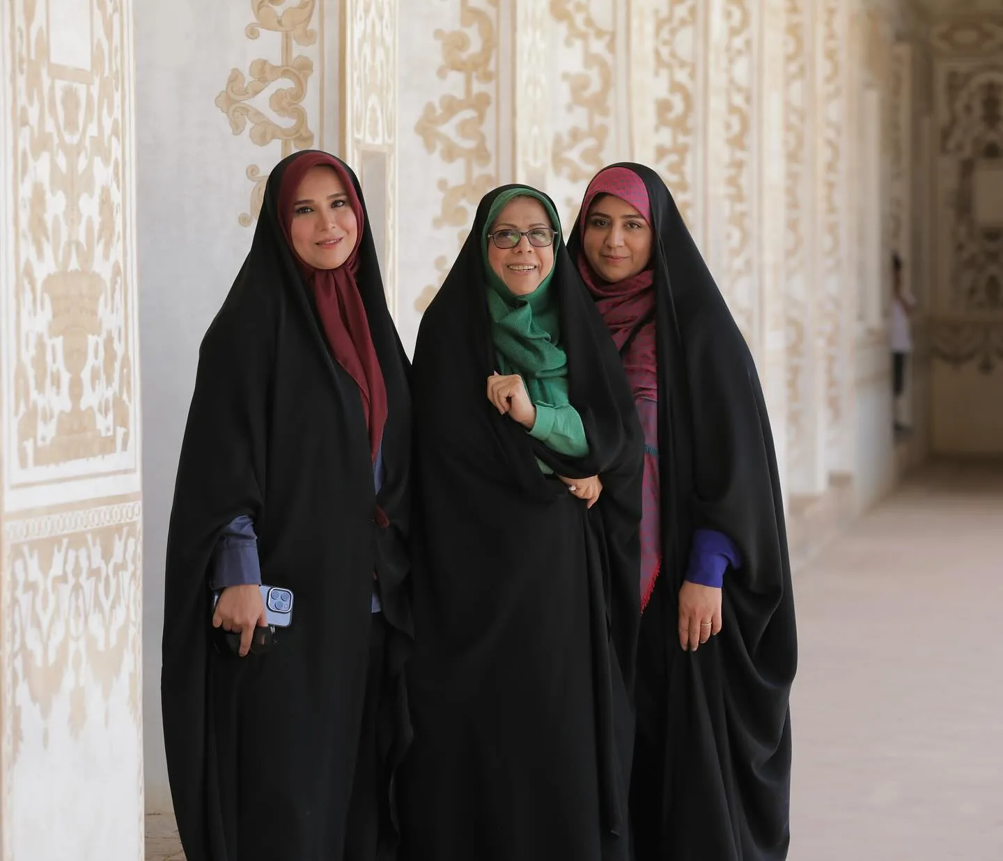 زینب و زهرا چخماقی به همراه فریده فرخی نژاد مادرشان