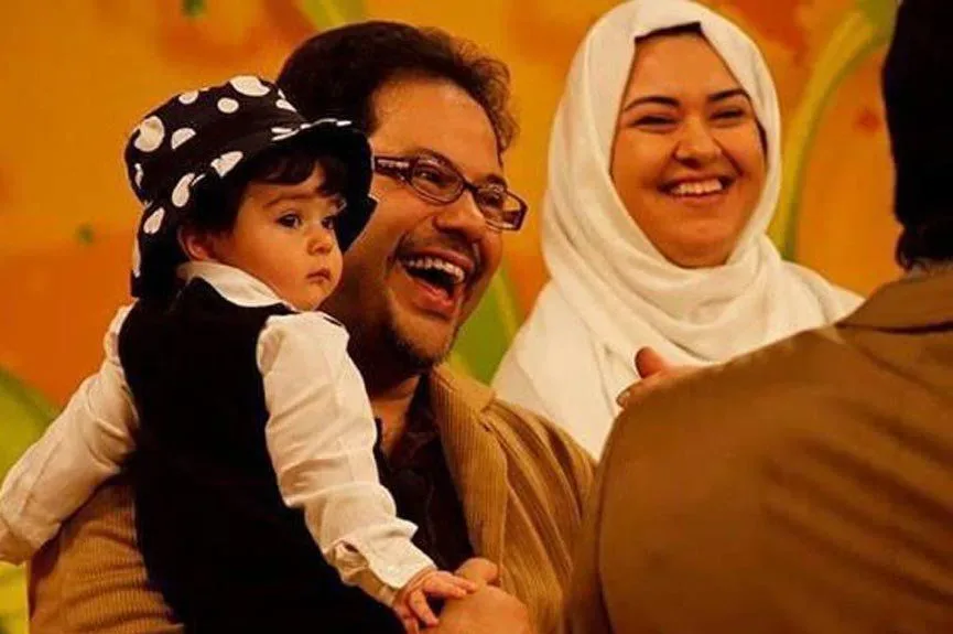 محمدرضا حسینیان در کنار همسر و دخترش