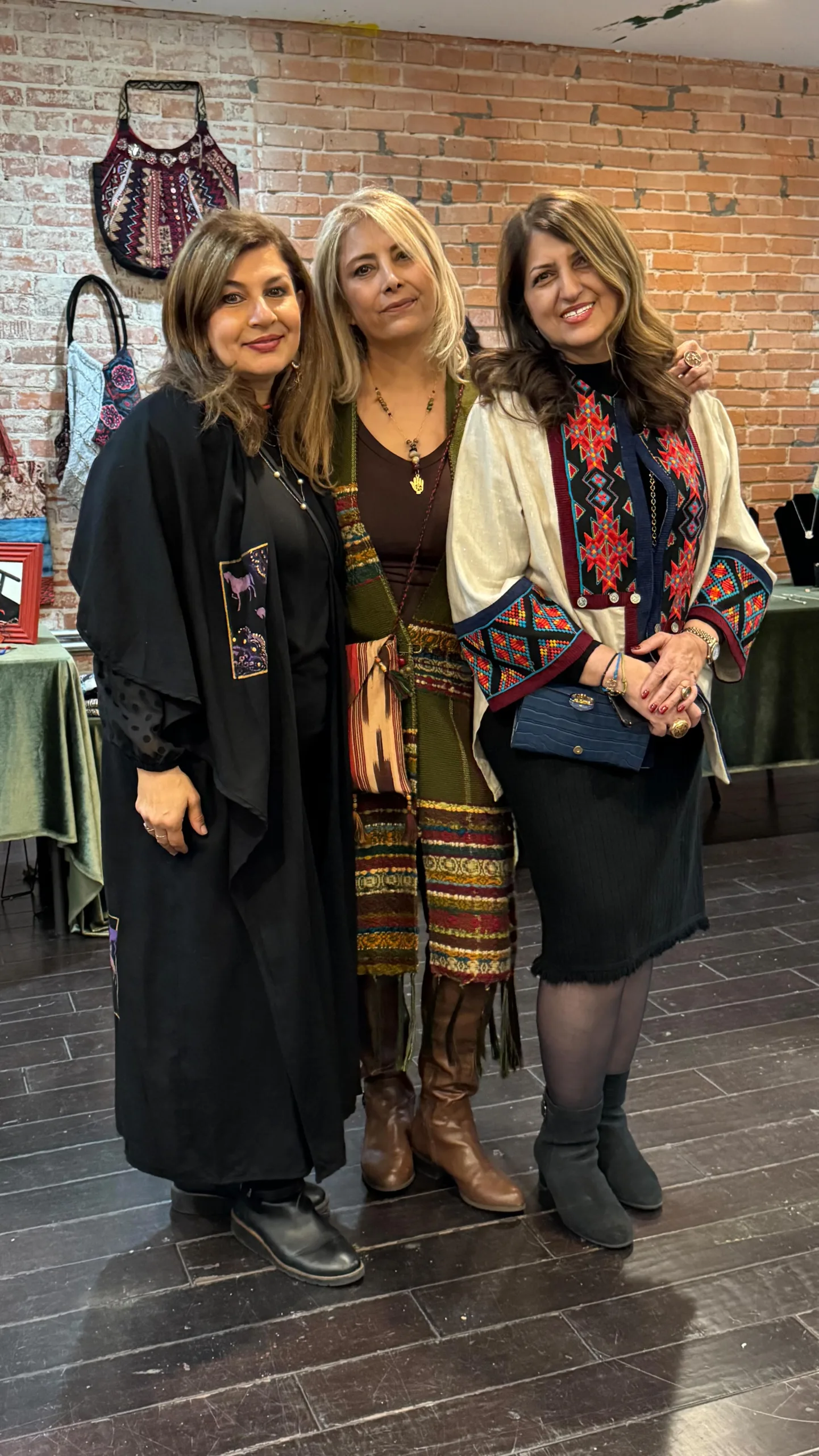 بیوگرافی نگار استخر صداپیشه عروسک سنجد و ماجرای مهاجرت به آمریکا نگار استخر و لادن طباطبایی در امریکا