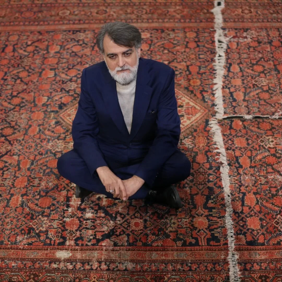 بیوگرافی علی درستکار مجری سابق تلویزیون، برنامه فرهیخته «سپنج» و علت ممنوعالکاری علی درستکار مجری سابق صدا و سیما