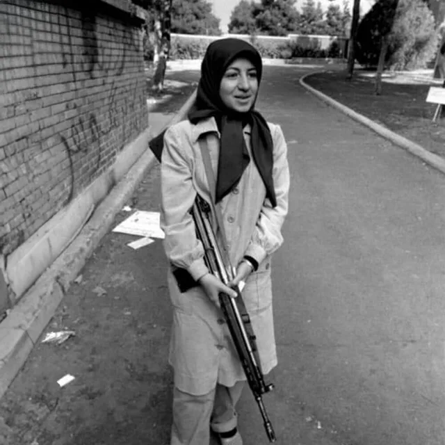 تصویر جوانی معصومه ابتکار به همراه اسلحه در دوران انقلاب