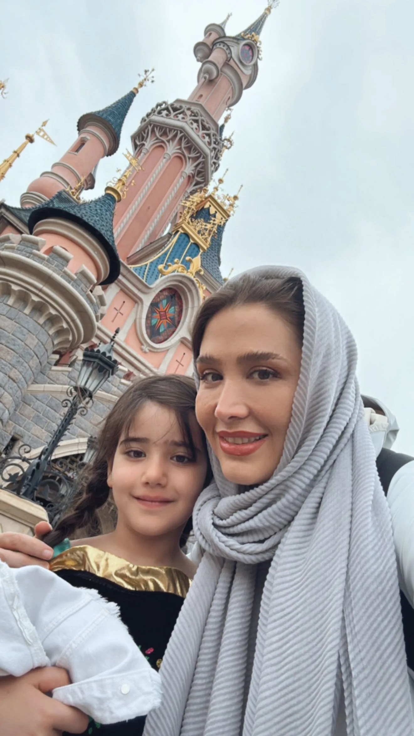 بیوگرافی سارا روستاپور مجری کودک (خاله سارا)، زندگی شخصی و ازدواجها سارا روستاپور و دخترش در سفر خارجی