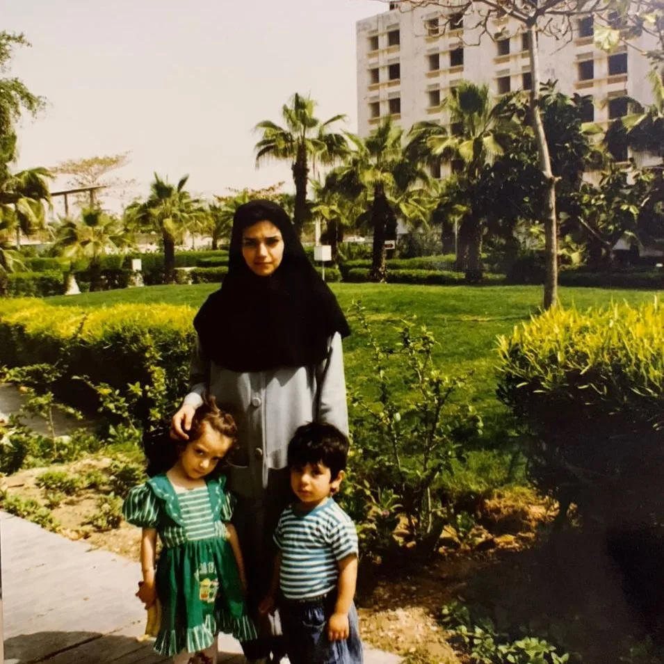 بیوگرافی الهه رضایی؛ از مجری برنامه کودک تا راه اندازی مهد کودک عکس قدیمی الهه رضایی با دختر و پسرش