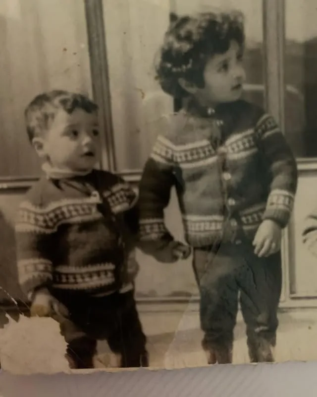 بیوگرافی الهه رضایی؛ از مجری برنامه کودک تا راه اندازی مهد کودک عکس کودکی الهه رضایی و برادرش محسن