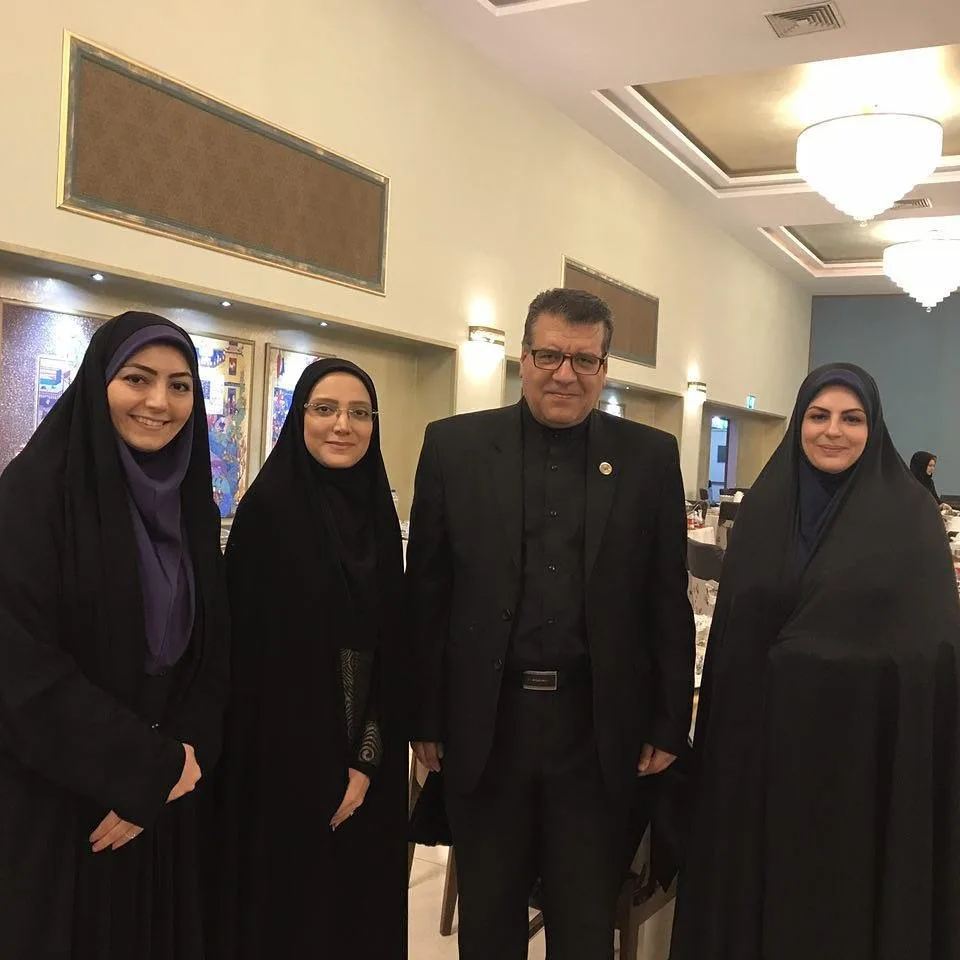 بیوگرافی فائزه کشاورز مجری باسابقه و گوینده اخبار جوانه های تلویزیون فائزه کشاورز در کنار مرضیه حاجی پور، زهرا رکوعی و آقای روحانی نژاد در ضیافت افطار ریاست جمهوری دولت روحانی