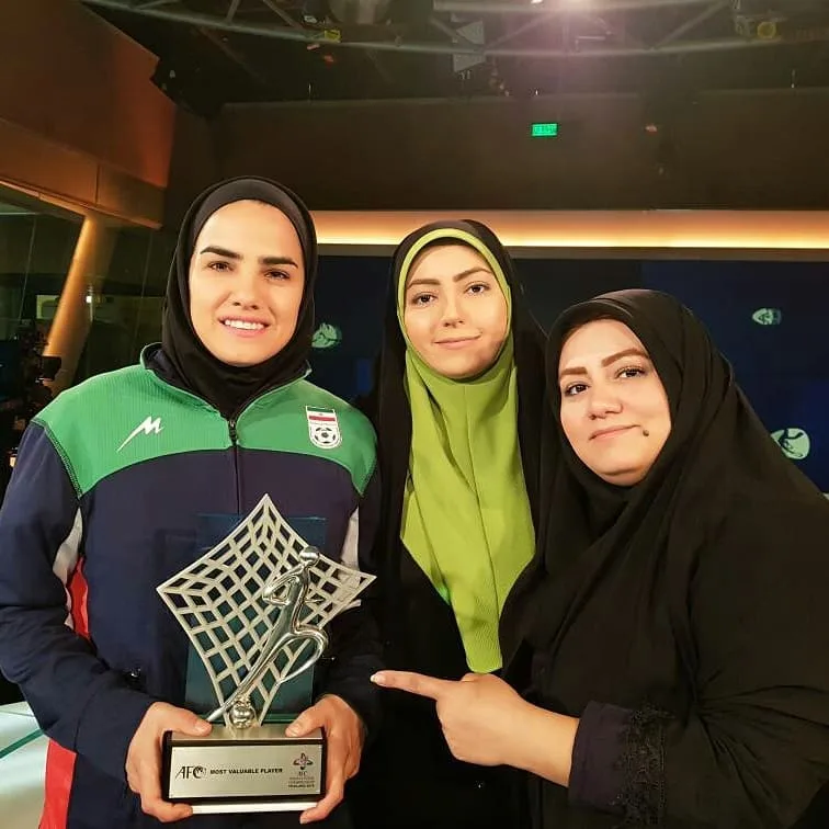 بیوگرافی فائزه کشاورز مجری باسابقه و گوینده اخبار جوانه های تلویزیون فائزه کشاورز و فرشته کریمی خانم گل ایران و آسیا