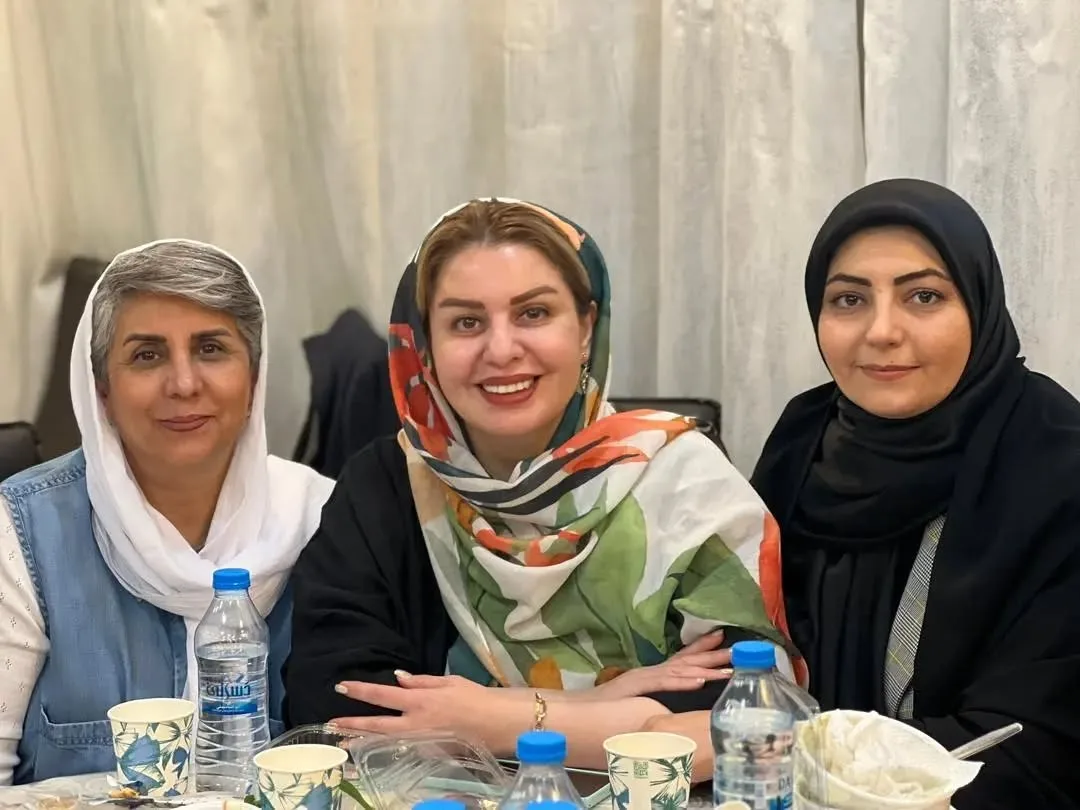 بیوگرافی فائزه کشاورز مجری باسابقه و گوینده اخبار جوانه های تلویزیون فائزه کشاورز در کنار دوستانش