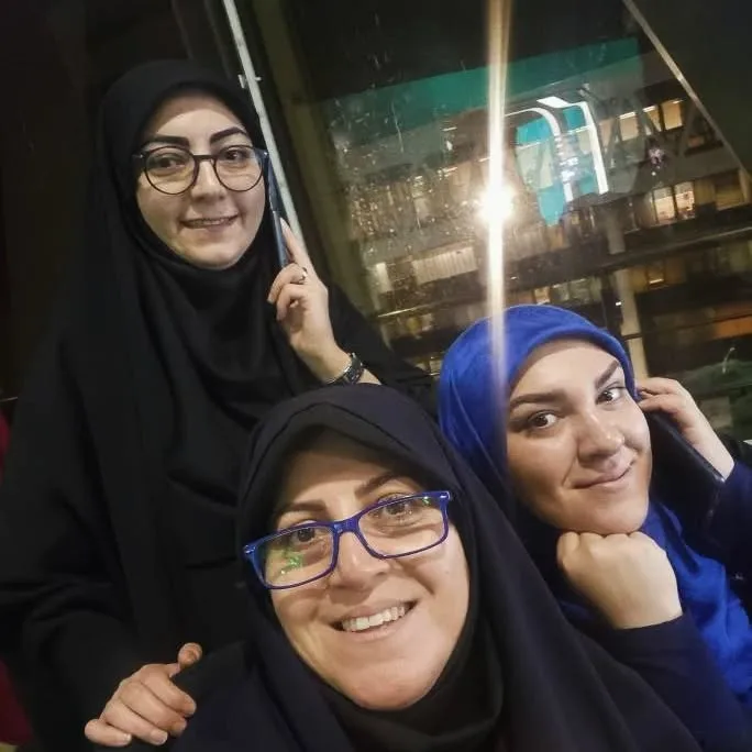 بیوگرافی فائزه کشاورز مجری باسابقه و گوینده اخبار جوانه های تلویزیون فائزه کشاورز در کنار فاطمه سیدیان و مونا اورعی گوینده خبر