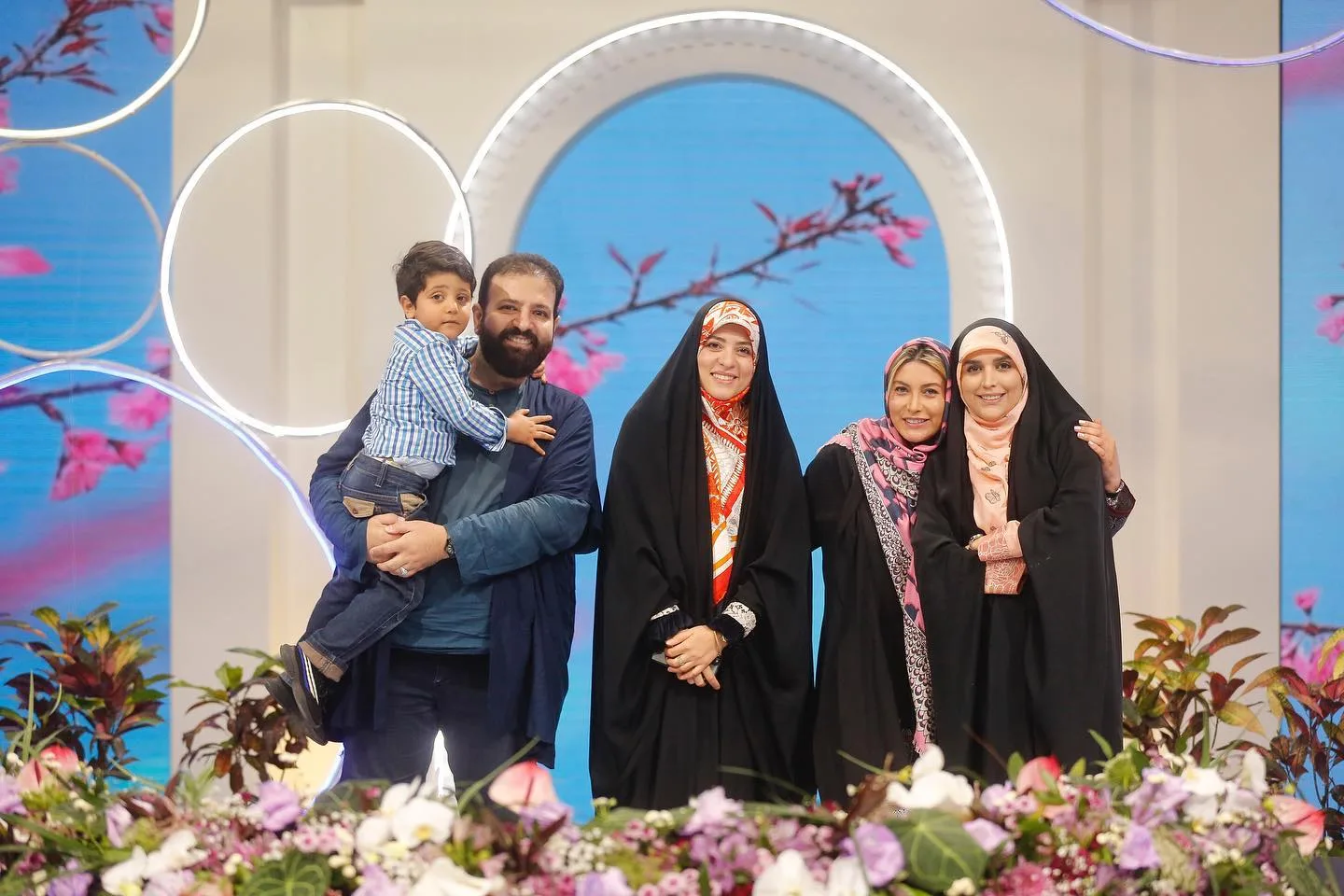 بیوگرافی فاطمه سادات متولیان مجری برنامه عصر خانواده شبکه دو سیما فاطمه سادات متلویان و برادر و فرزندش در کنار فریبا نادری و مژده لواسانی