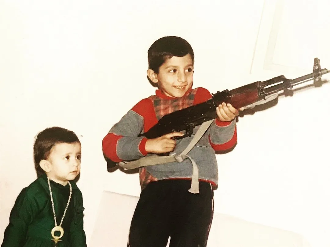 بیوگرافی فاطمه سادات متولیان مجری برنامه عصر خانواده شبکه دو سیما تصویر کودکی فاطمه سادات در کنار برادرش حسین متولیان