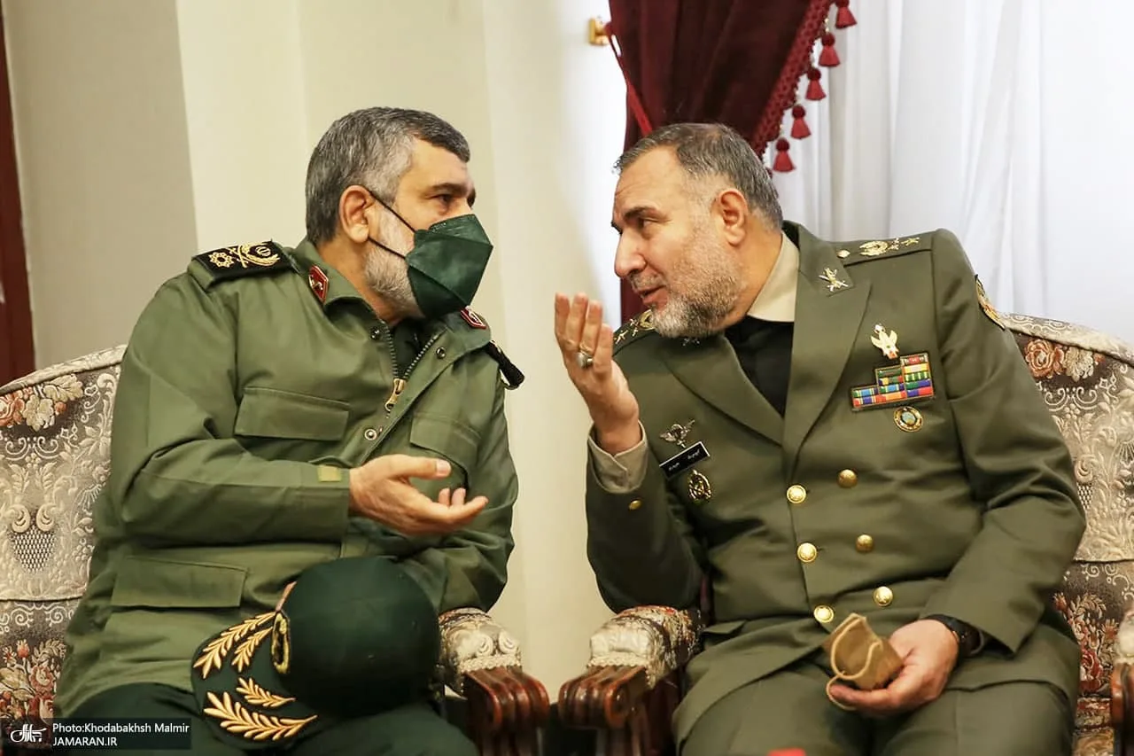 امیر سرتیپ کیومرث حیدری کیست؟ سوابق و بیوگرافی فرمانده سابق نیروی زمینی ارتش سرتیپ کیومرث حیدری در کنار سردار حاجی زاده