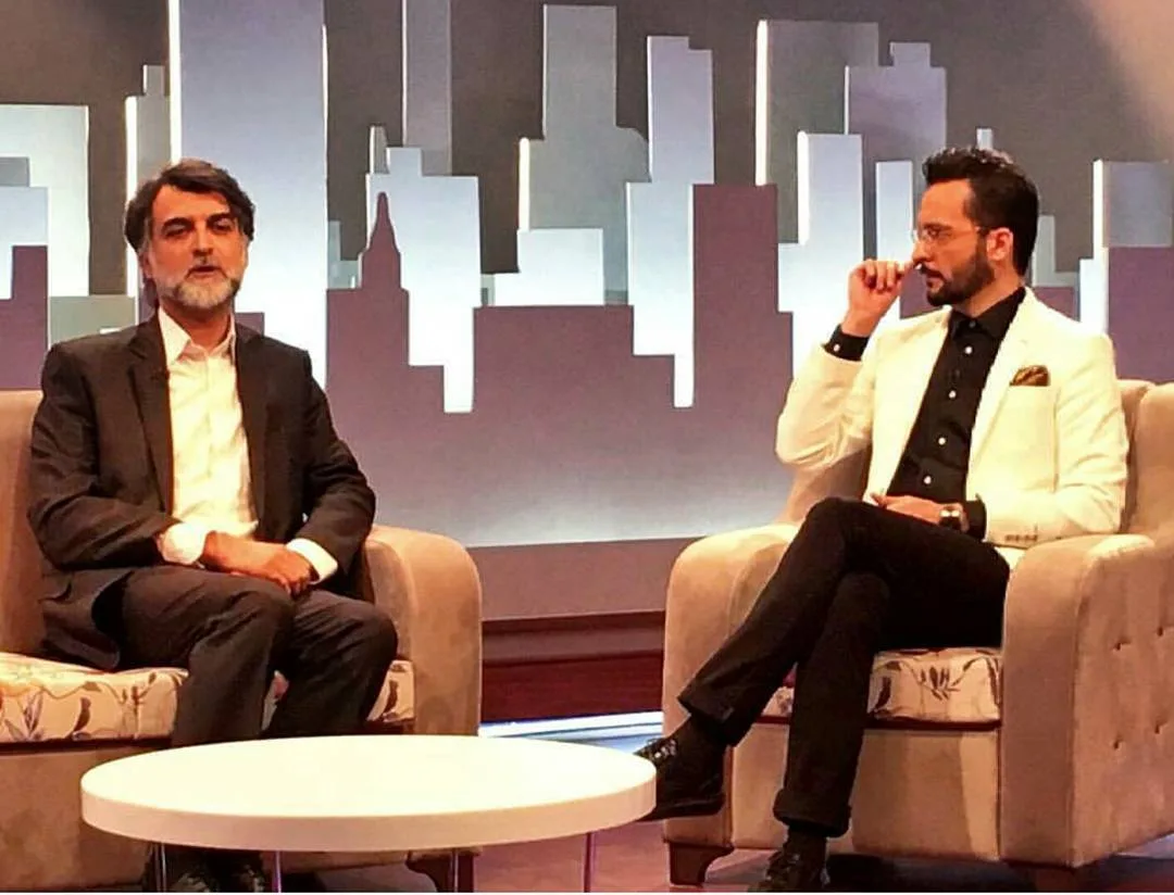 بیوگرافی علی درستکار مجری سابق تلویزیون، برنامه فرهیخته «سپنج» و علت ممنوعالکاری علی درستکار در کنار محمد سلوکی