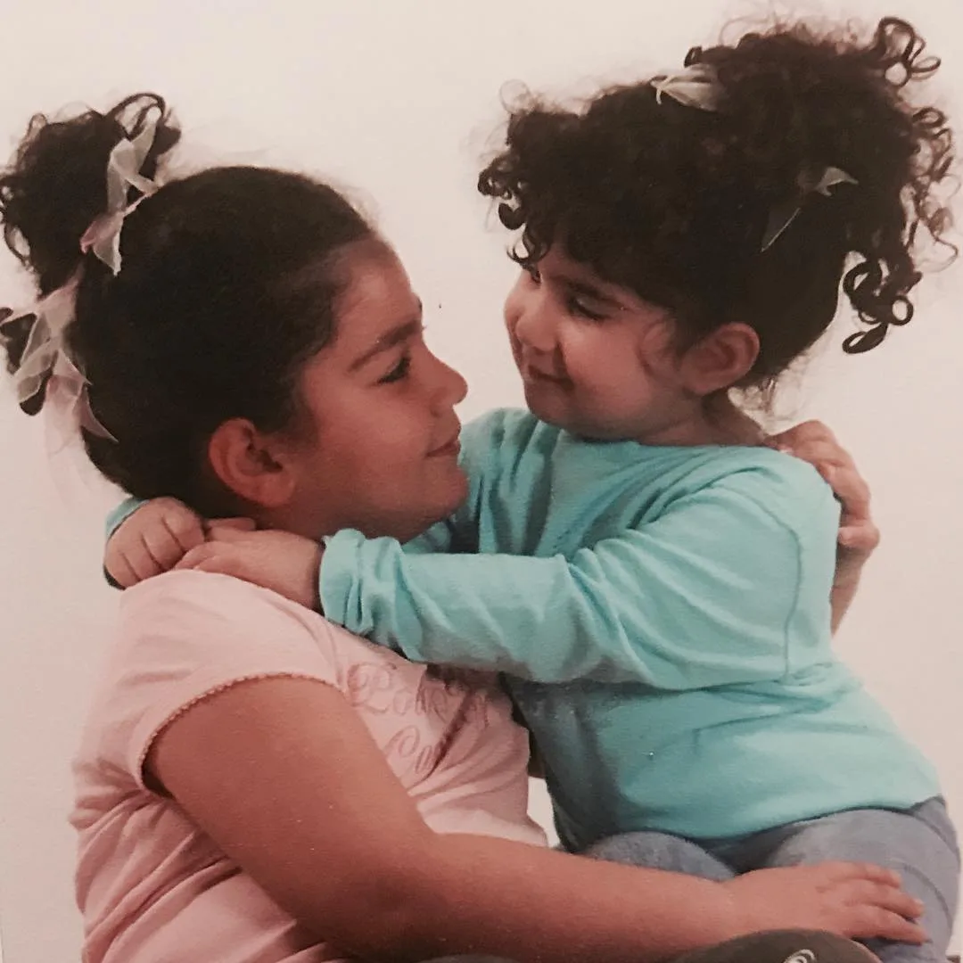 بیوگرافی لادن رضاجویی مجری کودک دهه ۶۰، خانم بهار بستنیها و مهاجرت به کانادا عکس قدیمی از دختران لادن رضاجویی