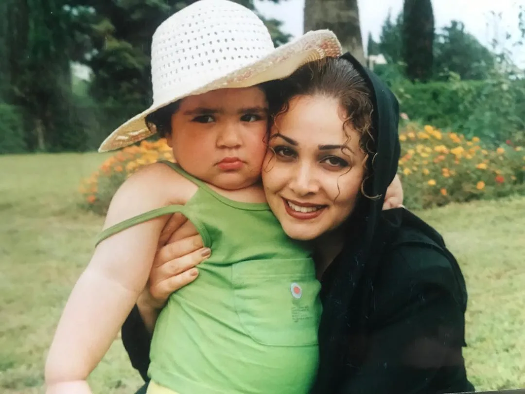 بیوگرافی لادن رضاجویی مجری کودک دهه ۶۰، خانم بهار بستنیها و مهاجرت به کانادا عکس قدیمی از لادن رضاجویی در کنار دخترش